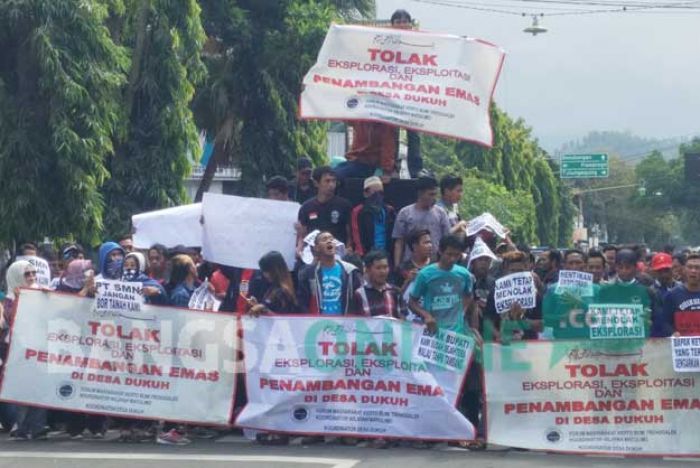 Warga Desa Dukuh Trenggalek Tolak Penambangan Emas PT SMN Warga Desa Dukuh Trenggalek Tolak Penambangan Emas PT SMN