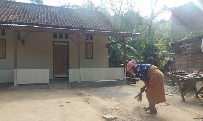 Wujud Syukur, Mbah Mainem Rawat Rumah Hasil Bedah Rumah Satgas TMMD Trenggalek