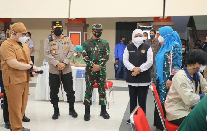 Tinjau Vaksinasi Massal di UB, Gubernur Jatim Percepat Herd Immunity di Lingkungan Pelajar Tinjau Vaksinasi Massal di UB, Gubernur Jatim Percepat Herd Immunity di Lingkungan Pelajar