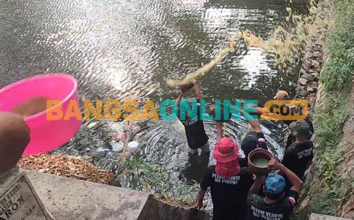 Minta Hujan, Puluhan Petani di Paron Kediri Gelar Ritual Sedekah Dawet Minta Hujan, Puluhan Petani di Paron Kediri Gelar Ritual Sedekah Dawet