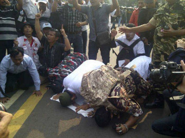 Massa Prabowo Sujud Syukur,  Mengira Menang,  Hakim MK Belum Putuskan