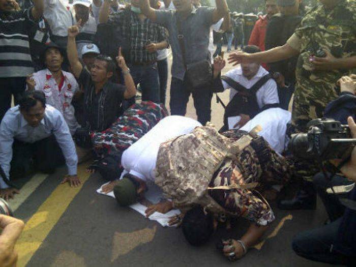 Massa Prabowo Sujud Syukur, Mengira Menang, Hakim MK Belum Putuskan Massa Prabowo Sujud Syukur, Mengira Menang, Hakim MK Belum Putuskan