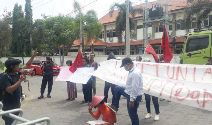 Demo Kejari, Forkot Tuntut Kasus Korupsi Pejabat Pemkab Gresik Diusut Hingga Tuntas