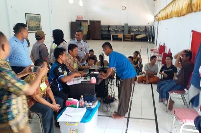 KPU dan Kasat Intel Polres Bangkalan Pantau Perekaman e-KTP di Rutan KPU dan Kasat Intel Polres Bangkalan Pantau Perekaman e-KTP di Rutan
