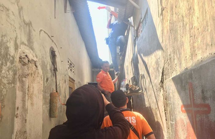 Polsek Gubeng dan Tim Inafis Polrestabes Surabaya Olah TKP Peluru Nyasar Polsek Gubeng dan Tim Inafis Polrestabes Surabaya Olah TKP Peluru Nyasar
