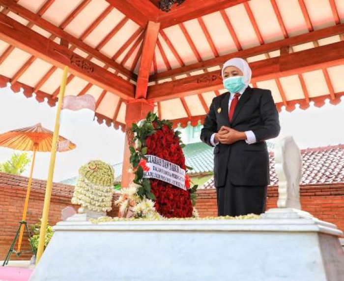 Ziarah ke Makam Gubernur Soerjo, Gubernur Khofifah Ajak Milenial Teladani Pahlawan Ziarah ke Makam Gubernur Soerjo, Gubernur Khofifah Ajak Milenial Teladani Pahlawan