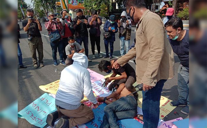 Koalisi Wartawan Sidoarjo Tuntut Kekerasan Terhadap Wartawan Tempo Diusut Tuntas Koalisi Wartawan Sidoarjo Tuntut Kekerasan Terhadap Wartawan Tempo Diusut Tuntas