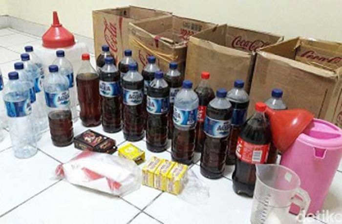 Digerebek, Penjual Miras di Gentengan Jombang Kabur, Anak Ditangkap Polisi Digerebek, Penjual Miras di Gentengan Jombang Kabur, Anak Ditangkap Polisi