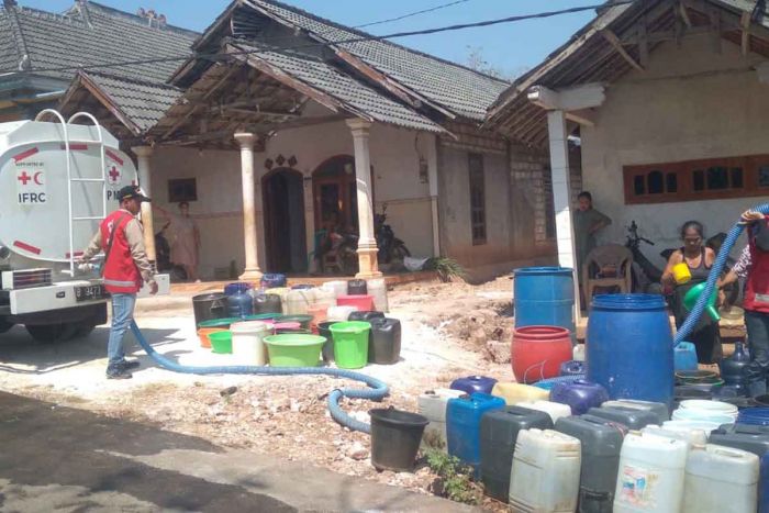 Atasi Kekeringan, PMI Tuban Distribusikan Air Bersih Hampir 1.000 KK Atasi Kekeringan, PMI Tuban Distribusikan Air Bersih Hampir 1.000 KK