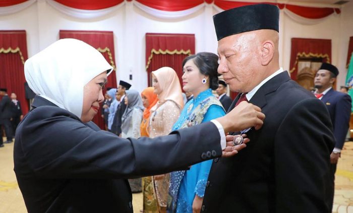 Sematkan 602 Satyalancana Karya Satya bagi ASN, Khofifah: Jaga Kepercayaan Negara dan Masyarakat Sematkan 602 Satyalancana Karya Satya bagi ASN, Khofifah: Jaga Kepercayaan Negara dan Masyarakat
