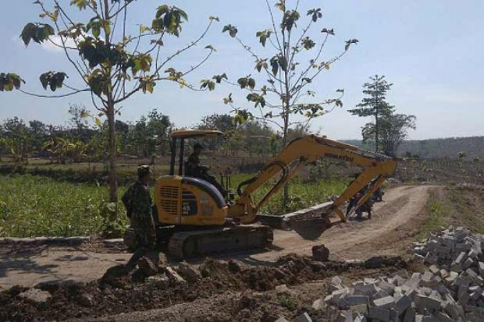 Masuki Musim Hujan, Pavingisasi TMMD di Tremas Dikebut