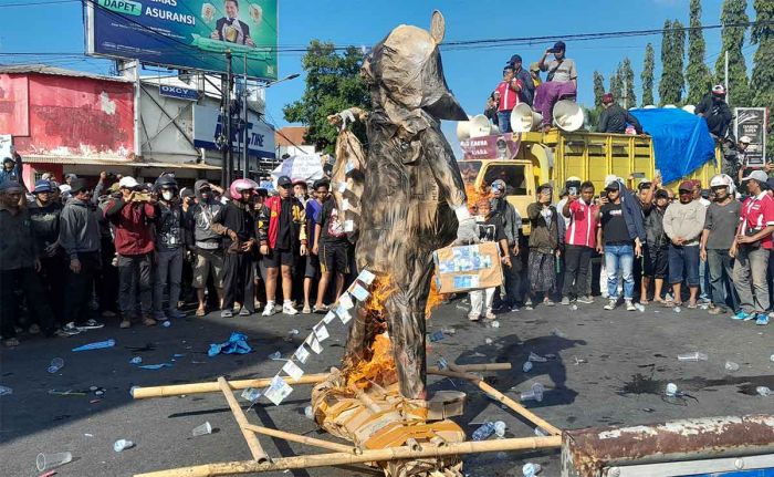 Gelar Demo, Massa Aksi Desak KPK Tangkap Bupati Situbondo Gelar Demo, Massa Aksi Desak KPK Tangkap Bupati Situbondo