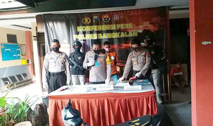 Kesal Ibunya Dikencani, Pemuda di Bangkalan ini Bacok Sang Pacar yang Masih Remaja Hingga Tewas Kesal Ibunya Dikencani, Pemuda di Bangkalan ini Bacok Sang Pacar yang Masih Remaja Hingga Tewas