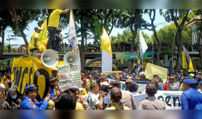 Ratusan Massa Ultrasmania Kembali Geruduk DPRD Gresik Ratusan Massa Ultrasmania Kembali Geruduk DPRD Gresik