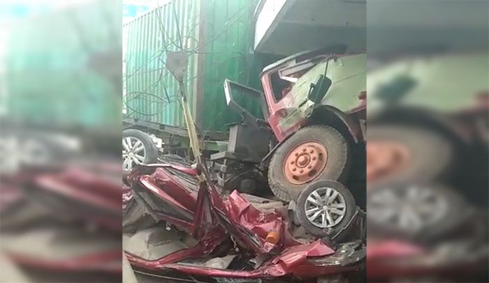 Diduga Rem Blong, Kontainer Seruduk Ertiga di Bungah Gresik Diduga Rem Blong, Kontainer Seruduk Ertiga di Bungah Gresik