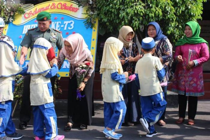 Dandim Sambut Ratusan Pelajar dan Guru Ucapkan HUT TNI di Makodim Tulungagung