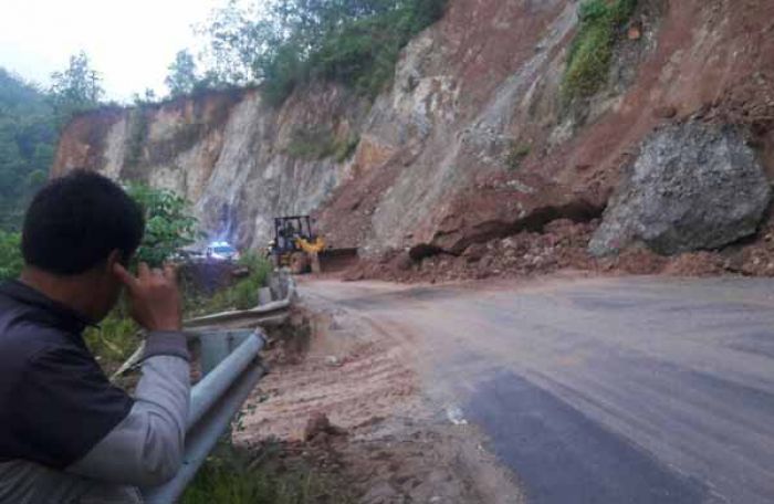 Longsor di Ngreco Kecamatan Tegalombo, Jalur Pacitan-Ponorogo Lumpuh Total Semalam Suntuk Longsor di Ngreco Kecamatan Tegalombo, Jalur Pacitan-Ponorogo Lumpuh Total Semalam Suntuk