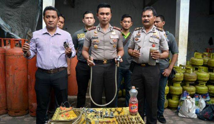 Lagi, Polisi Gerebek Rumah Pengoplos Elpiji di Sidoarjo, dan Lagi-lagi Pelaku Lolos Lagi, Polisi Gerebek Rumah Pengoplos Elpiji di Sidoarjo, dan Lagi-lagi Pelaku Lolos