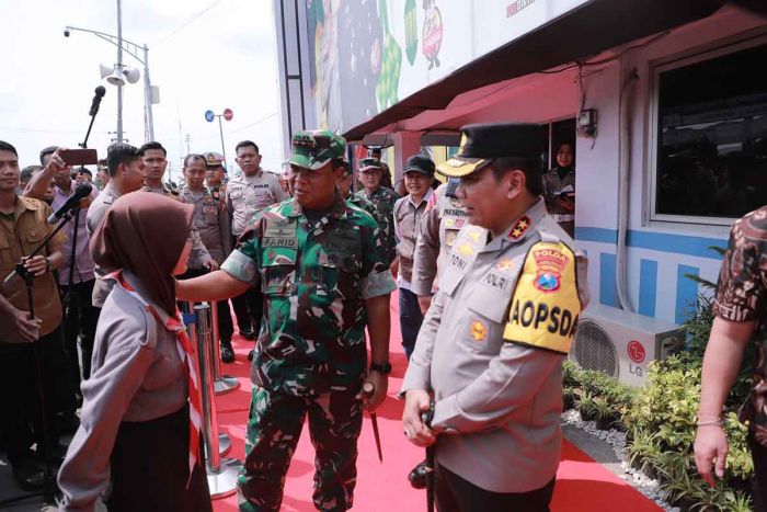 Pantau Arus Mudik, Kapolda Jatim dan Pangdam V/Brawijaya Kunjungi Pos Pelayanan Lebaran di Kediri Pantau Arus Mudik, Kapolda Jatim dan Pangdam V/Brawijaya Kunjungi Pos Pelayanan Lebaran di Kediri