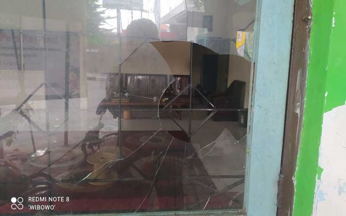 Gedung Balai Wartawan Sidoarjo Dirusak Orang tak Dikenal, Kaca Jendela Dilempar Batu Gedung Balai Wartawan Sidoarjo Dirusak Orang tak Dikenal, Kaca Jendela Dilempar Batu