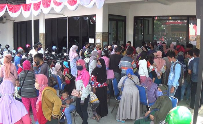 Ratusan Warga Jombang Serbu Bantuan UMKM Senilai Rp 2,4 Juta dari Presiden Ratusan Warga Jombang Serbu Bantuan UMKM Senilai Rp 2,4 Juta dari Presiden