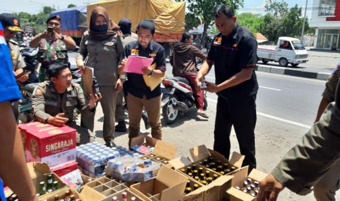 Razia Miras di Balongbendo, Petugas Dapat 326 Botol Razia Miras di Balongbendo, Petugas Dapat 326 Botol
