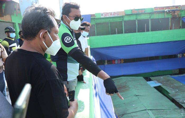 Bupati Gus Muhdlor Minta OPD Perbaiki Atap Pasar Krian yang Ambruk Akibat Hujan Bupati Gus Muhdlor Minta OPD Perbaiki Atap Pasar Krian yang Ambruk Akibat Hujan