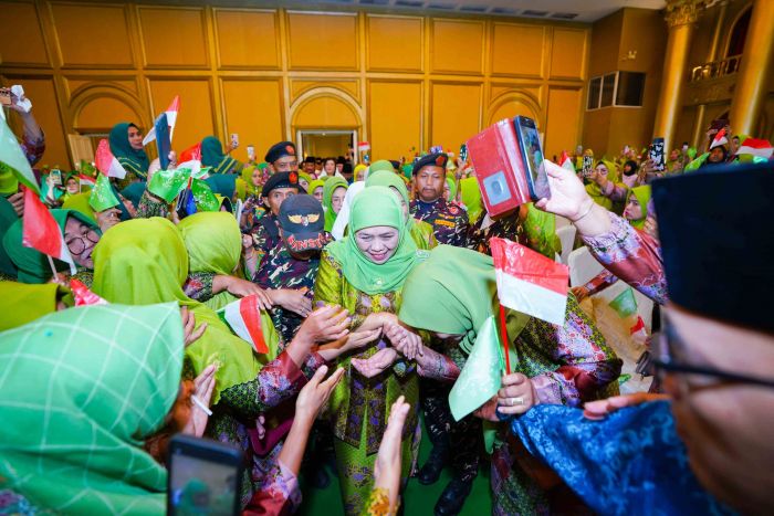 Ikhtiar Wujudkan Generasi Emas 2045, Khofifah Kukuhkan Bunda Asuh Peduli Stunting Kepri Ikhtiar Wujudkan Generasi Emas 2045, Khofifah Kukuhkan Bunda Asuh Peduli Stunting Kepri