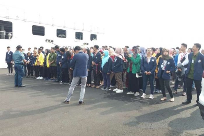 152 Mahasiswa UHT Joy Sailing Bersama KRI dr. Soeharso-990 152 Mahasiswa UHT Joy Sailing Bersama KRI dr. Soeharso-990