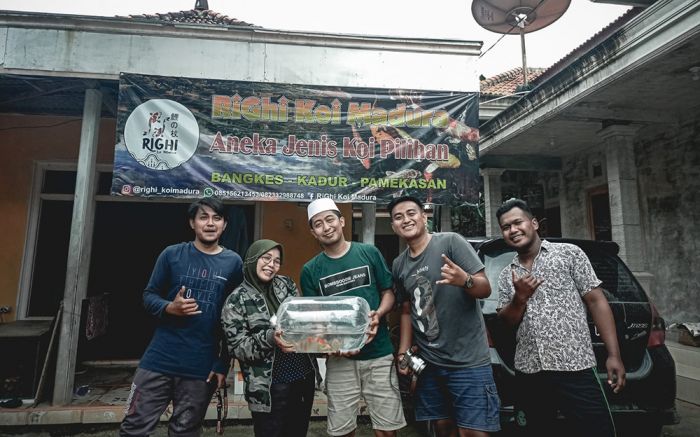 Riski Mubarok, Pemuda Asal Pamekasan ini Raup Jutaan Rupiah Lewat Bisnis Ikan Koi Riski Mubarok, Pemuda Asal Pamekasan ini Raup Jutaan Rupiah Lewat Bisnis Ikan Koi