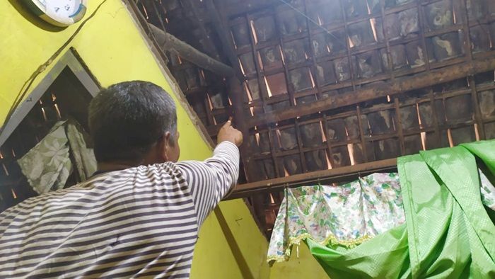 Sejumlah Rumah Warga di Sukomulyo Jombang Diteror Lemparan Batu Sejumlah Rumah Warga di Sukomulyo Jombang Diteror Lemparan Batu