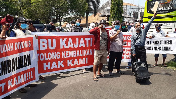 Korban Mafia Tanah Gelar Demo di Kejari Sidoarjo Korban Mafia Tanah Gelar Demo di Kejari Sidoarjo
