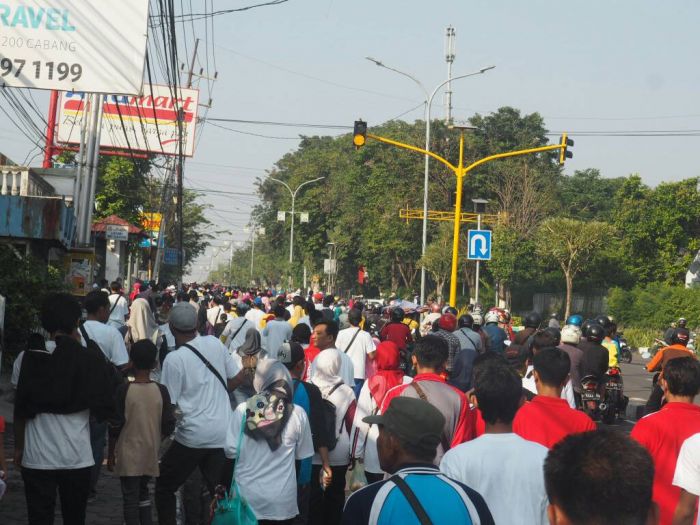 Panggung Istighosah Tak Pengaruhi Ribuan Buruh di Gresik untuk Demo Peringati May Day Panggung Istighosah Tak Pengaruhi Ribuan Buruh di Gresik untuk Demo Peringati May Day