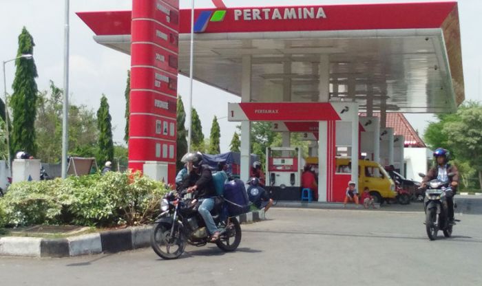 SPBU di Tuban Layani Pembelian BBM Bersubsidi Pakai Jerigen, Pertamina Diminta Bertindak Tegas SPBU di Tuban Layani Pembelian BBM Bersubsidi Pakai Jerigen, Pertamina Diminta Bertindak Tegas