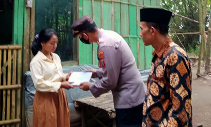 Sambut Hari Anak Nasional, Kapolsek Kandangan Bagikan Alat Tulis Sambut Hari Anak Nasional, Kapolsek Kandangan Bagikan Alat Tulis