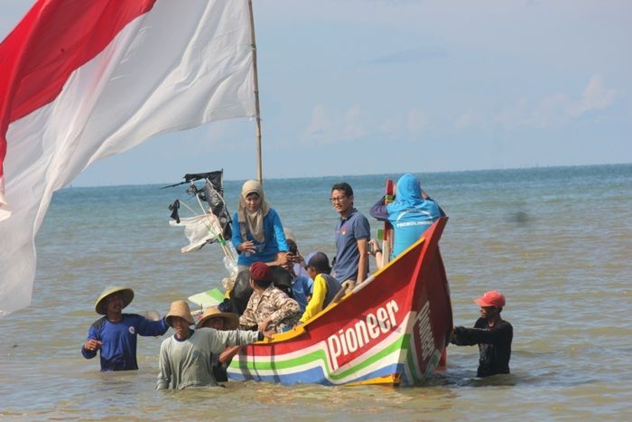 ​Naik Perahu Nelayan, Cawapres Sandi Janji Bangun Industri Perikanan di Tuban