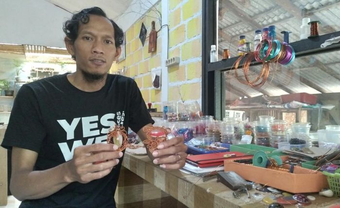 Mantan Pekerja Proyek Ubah Kawat Tembaga Jadi Aksesoris Unik, Terjual Hingga Aceh dan Papua Mantan Pekerja Proyek Ubah Kawat Tembaga Jadi Aksesoris Unik, Terjual Hingga Aceh dan Papua