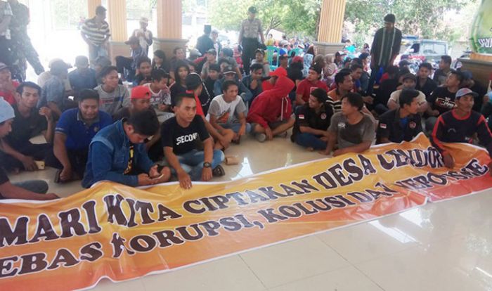 Sikapi APBDes, Warga Cendoro Mojokerto Terbelah Sikapi APBDes, Warga Cendoro Mojokerto Terbelah