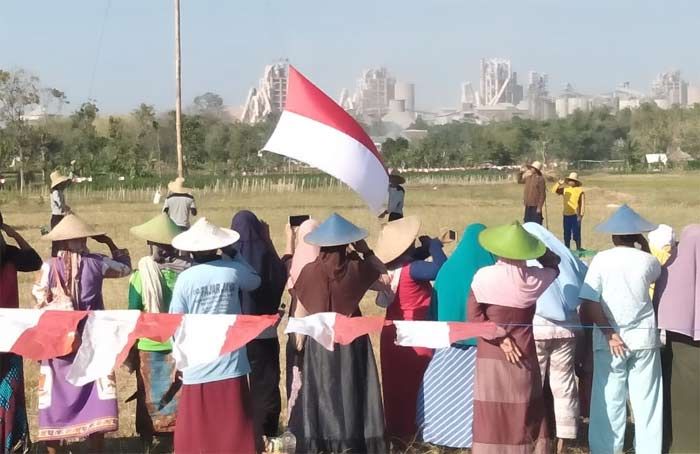 Unik, Ratusan Petani Tlogowaru Tuban Turut Gelar Upacara Kemerdekaan Unik, Ratusan Petani Tlogowaru Tuban Turut Gelar Upacara Kemerdekaan