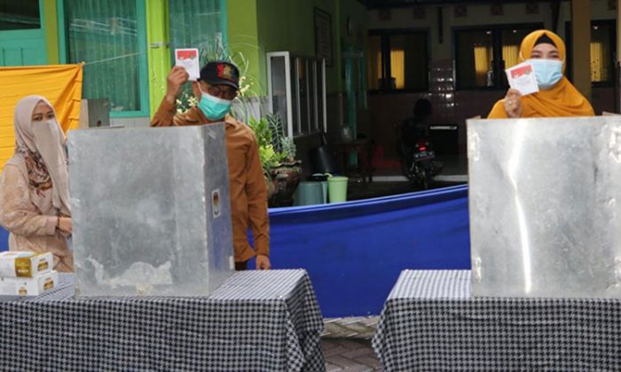 Datangi TPS 7 Kelurahan Pajagalan, Bupati Busyro Karim Salurkan Suaranya di Pilbup Sumenep 2020 Datangi TPS 7 Kelurahan Pajagalan, Bupati Busyro Karim Salurkan Suaranya di Pilbup Sumenep 2020