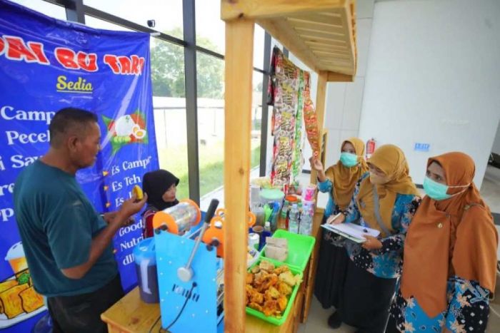 Dinkes Kota Madiun Periksa Makanan dan Minuman di Terminal Purboyo Dinkes Kota Madiun Periksa Makanan dan Minuman di Terminal Purboyo