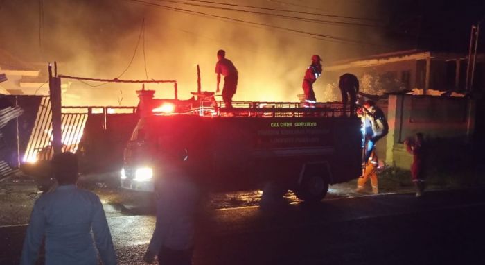 Diduga Gegara Puntung Rokok, Gudang Kayu dan Toko Bangunan di Pamekasan Ludes Terbakar