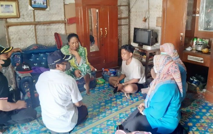 Camat Sarirejo Lamongan Besuk Warga Kurang Mampu dan Sakit Kanker Payudara Camat Sarirejo Lamongan Besuk Warga Kurang Mampu dan Sakit Kanker Payudara