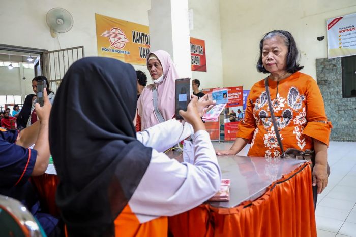 Awasi Pembagian Bansos, Kadinsos Kota Kediri: Kalau Tidak Tepat Sasaran Harap Lapor Awasi Pembagian Bansos, Kadinsos Kota Kediri: Kalau Tidak Tepat Sasaran Harap Lapor