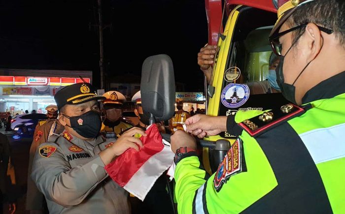 Kapolresta Banyuwangi Bagikan 1.000 Bendera Merah Putih dan Salurkan Bansos