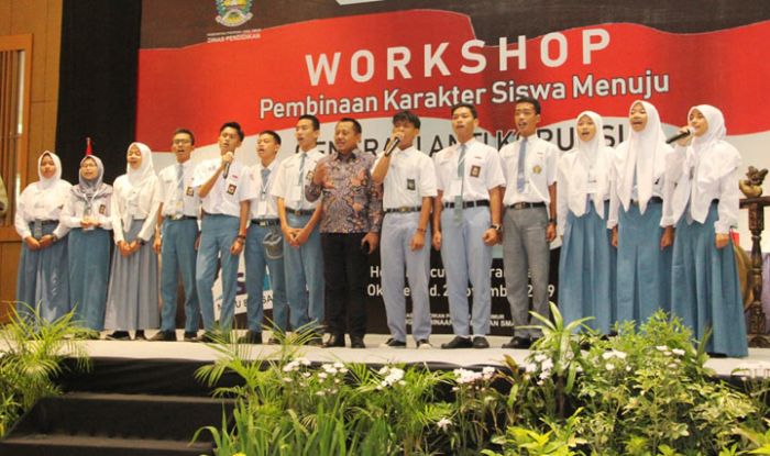 Sekdaprov Jatim Ajak Siswa-Siswi SMA Biasakan Cium Tangan Orang Tua dan Guru Sekdaprov Jatim Ajak Siswa-Siswi SMA Biasakan Cium Tangan Orang Tua dan Guru