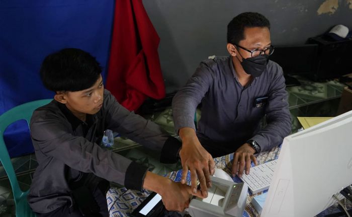 Genjot Layanan Adminduk, Petugas Dispendukcapil Kediri Jemput Bola ke Desa Genjot Layanan Adminduk, Petugas Dispendukcapil Kediri Jemput Bola ke Desa