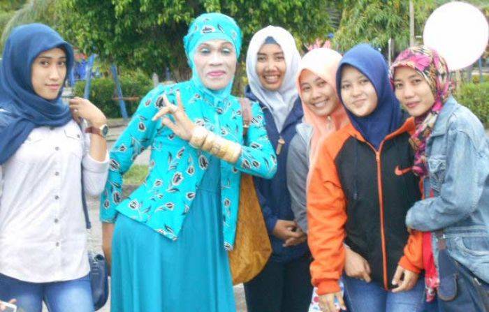 Kisah Minto, Pengamen Waria di Lamongan, Mampu Biayai Anak Kuliah di Perguruan Tinggi Kisah Minto, Pengamen Waria di Lamongan, Mampu Biayai Anak Kuliah di Perguruan Tinggi