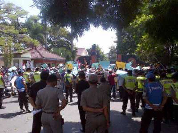 Merasa Dikibuli Gubernur, Ratusan Petani Kelud Datangi Kantor Bupati 