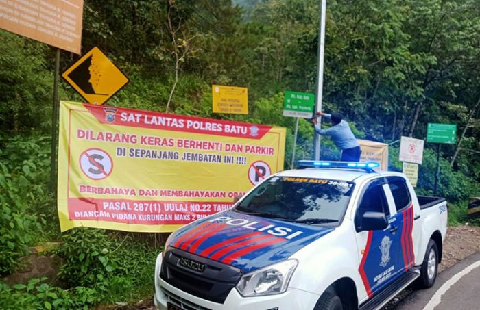 Satlantas Polres Batu Pasang Imbauan di Jembatan Cangar Satlantas Polres Batu Pasang Imbauan di Jembatan Cangar
